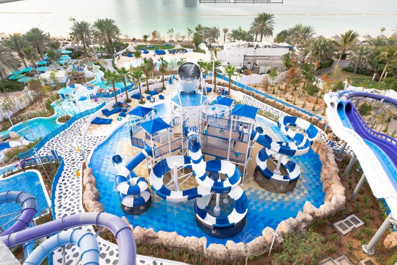 Le Meridien Mina Seyahi Beach Resort & Waterpark Dubai Exterior photo Aerial view of the park
