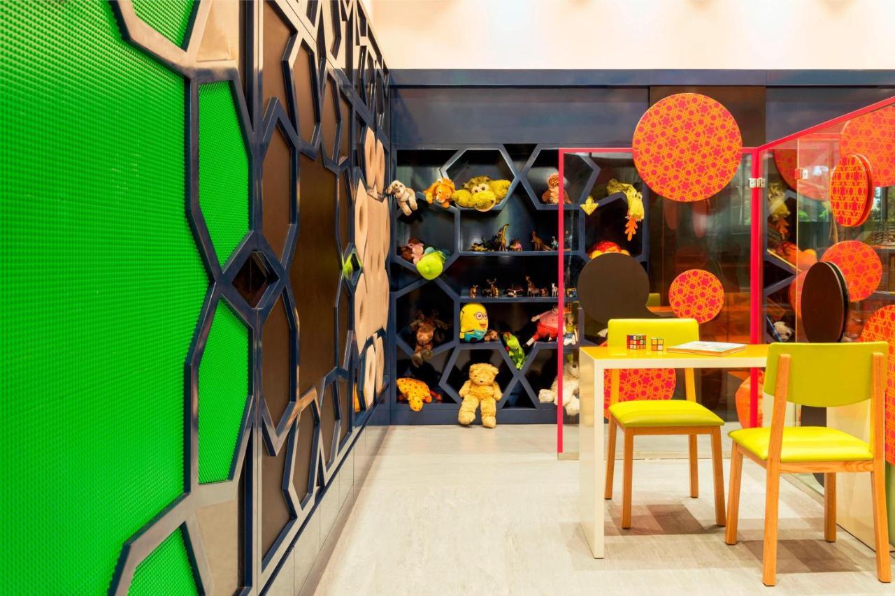 Le Meridien Mina Seyahi Beach Resort & Waterpark Dubai Exterior photo Interior of a McDonald's in Shanghai, China