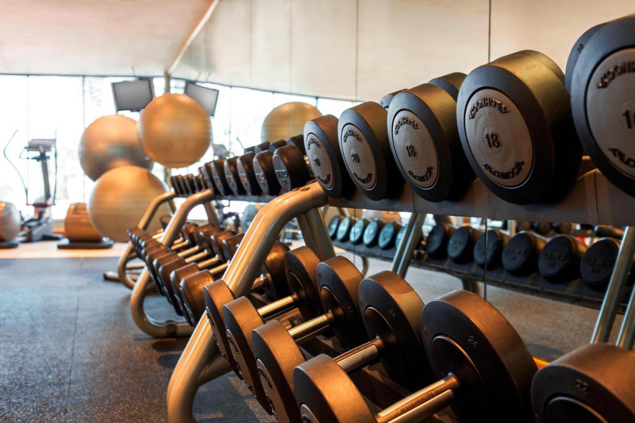 Le Meridien Mina Seyahi Beach Resort & Waterpark Dubai Exterior photo Dumbbells