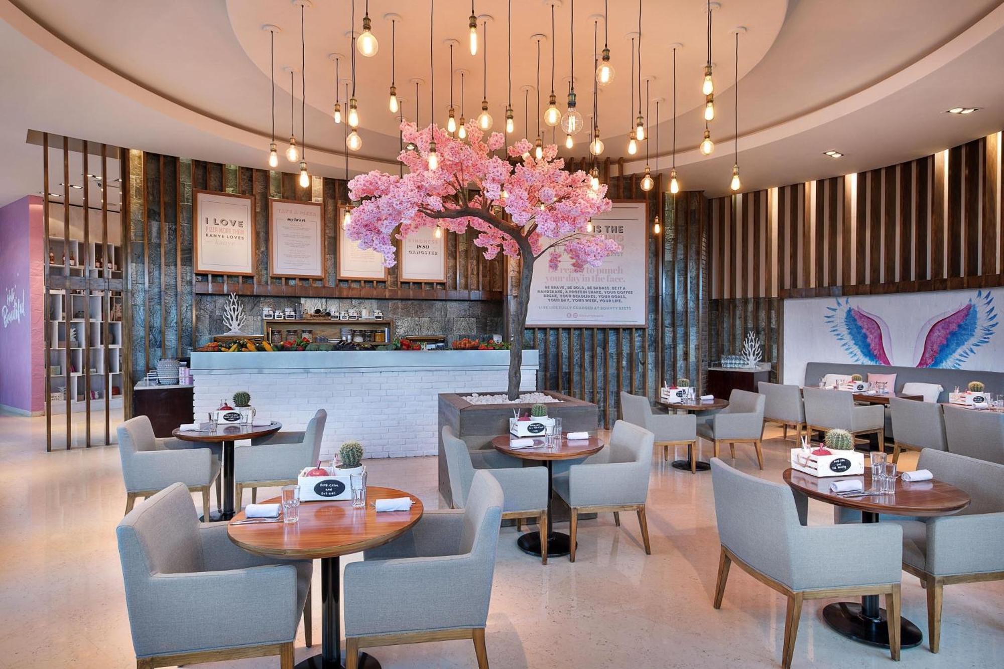 Le Meridien Mina Seyahi Beach Resort & Waterpark Dubai Exterior photo The interior of the restaurant