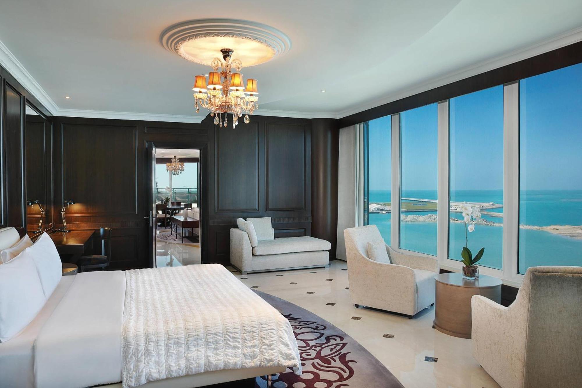 Le Meridien Mina Seyahi Beach Resort & Waterpark Dubai Exterior photo A bedroom at the Atlantis, The Royal
