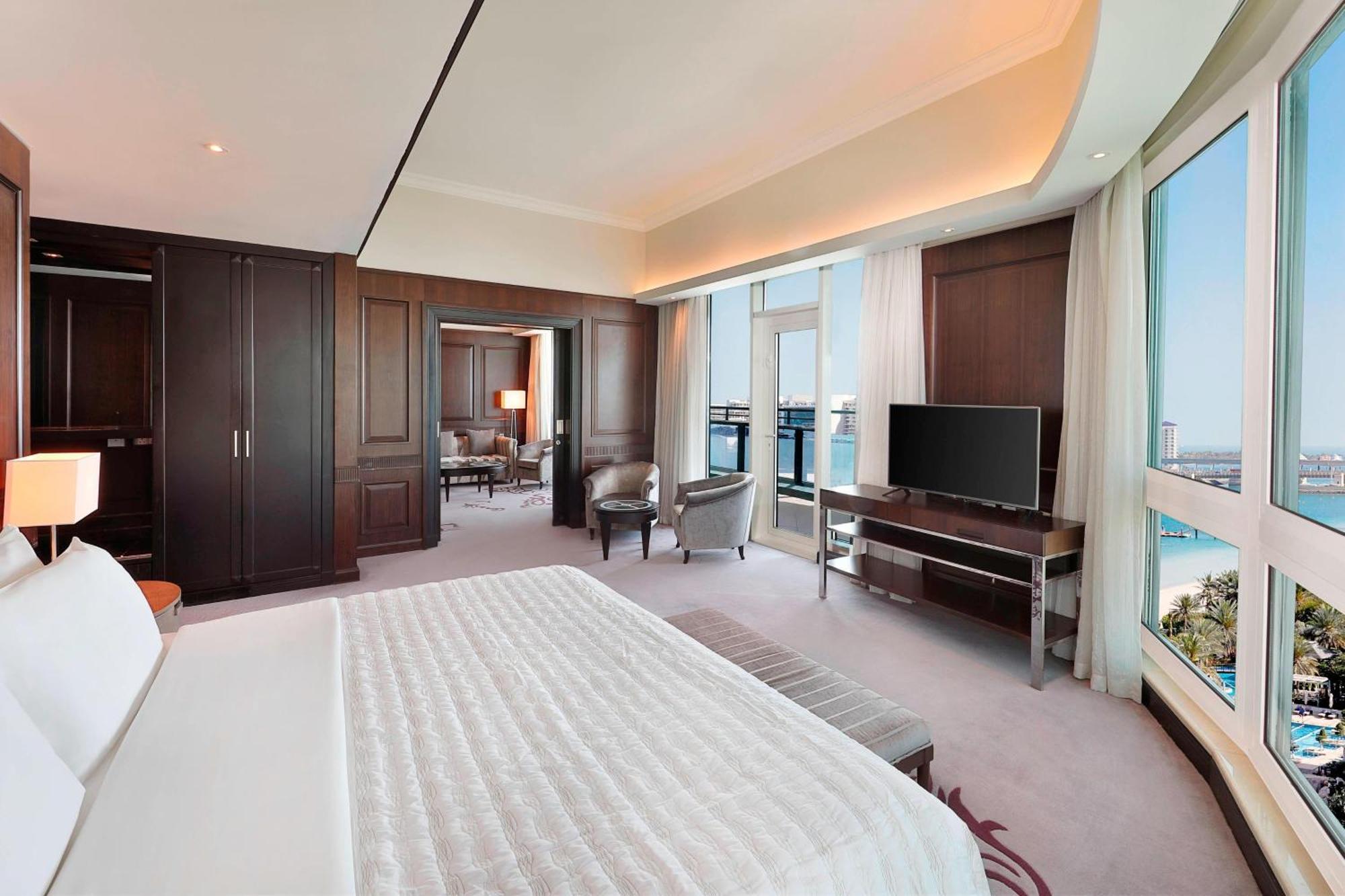 Le Meridien Mina Seyahi Beach Resort & Waterpark Dubai Exterior photo A suite at the Westin Dubai