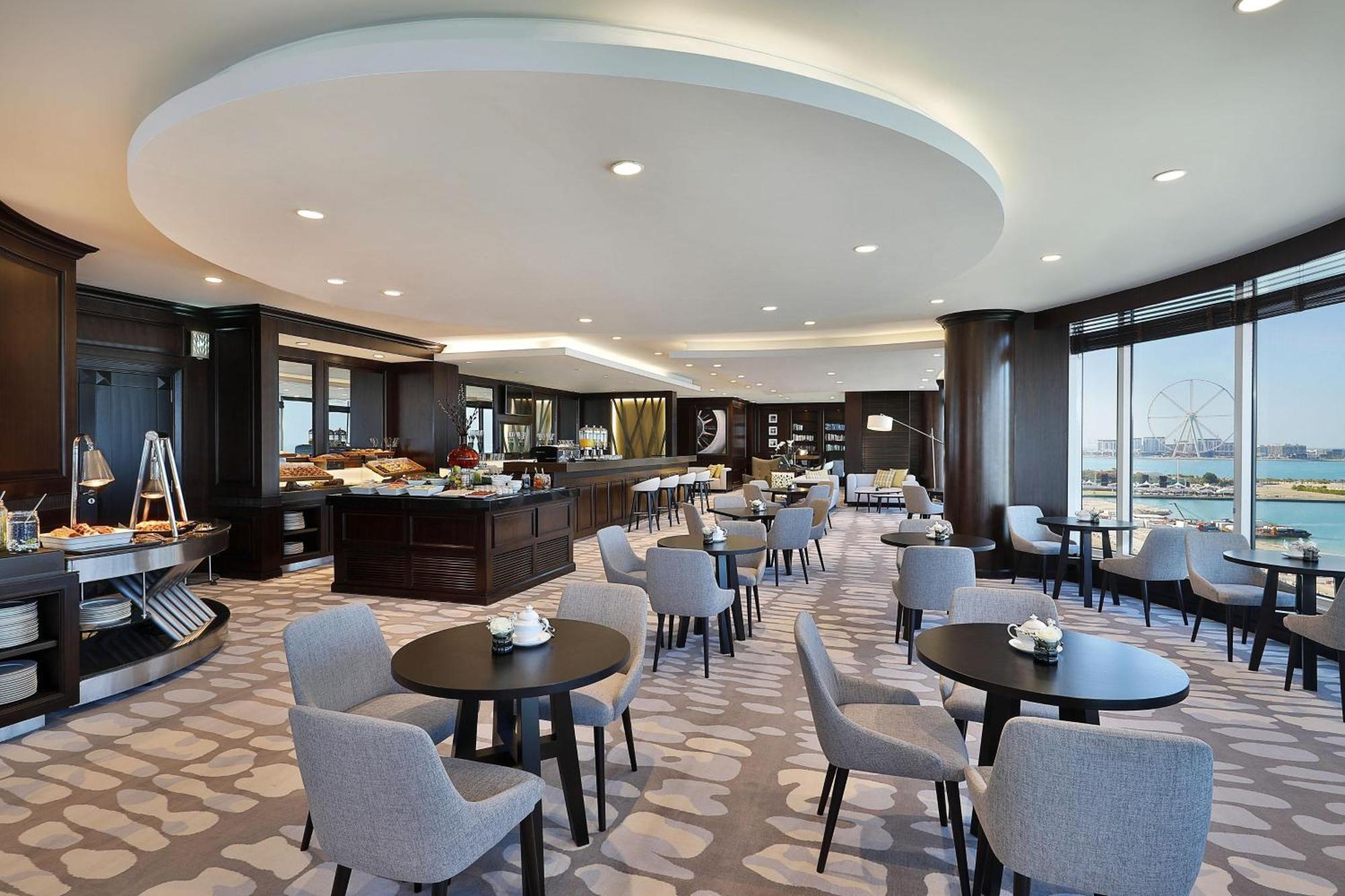 Le Meridien Mina Seyahi Beach Resort & Waterpark Dubai Exterior photo Club Lounge at the airport