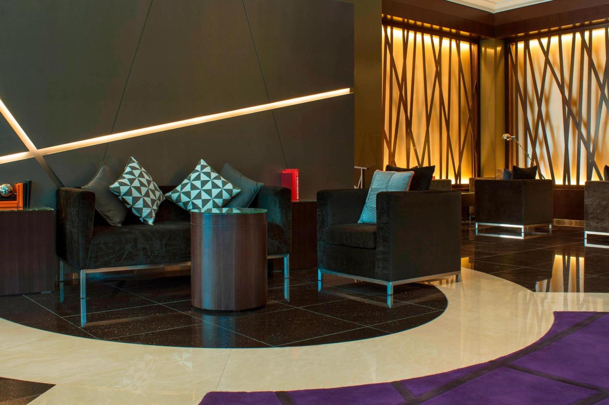 Le Meridien Mina Seyahi Beach Resort & Waterpark Dubai Exterior photo The lobby of the hotel